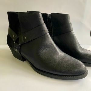Nine West Kallonmeo leather low bootie. Never worn